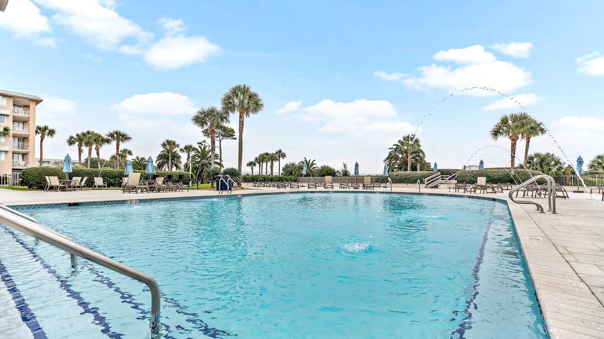 Saint Simons Island Condo | 🐬BEAUTIFUL TOTALLY UPDATED ON THE BEACH AWESOME RATES🏖️
