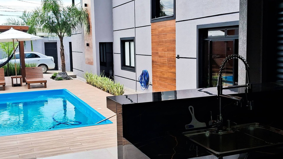 Muquem House | Beautiful Townhouse with 3 suites, Pool and Garage for 4 Cars