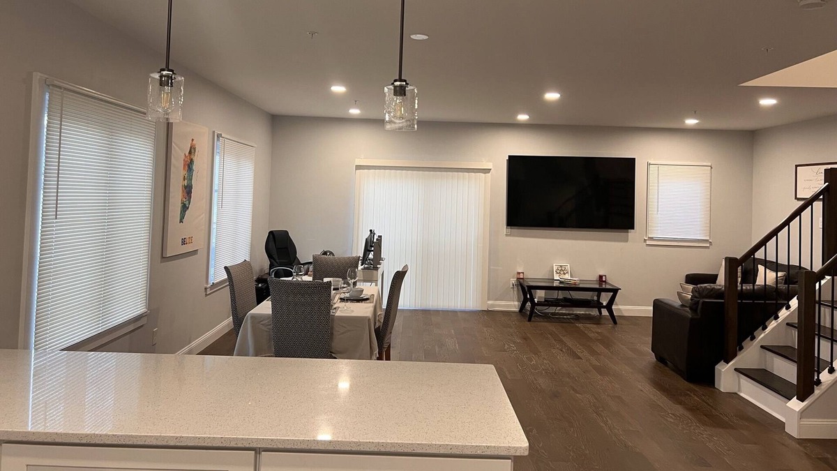 Vauxhall House | Beautiful Townhouse 30 minutes from midtown NYC!