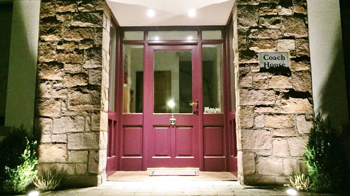 Claddagh House | Beautiful Townhouse, 3DBr-sleeps 6 Adults. Special & Unique in Galway City!