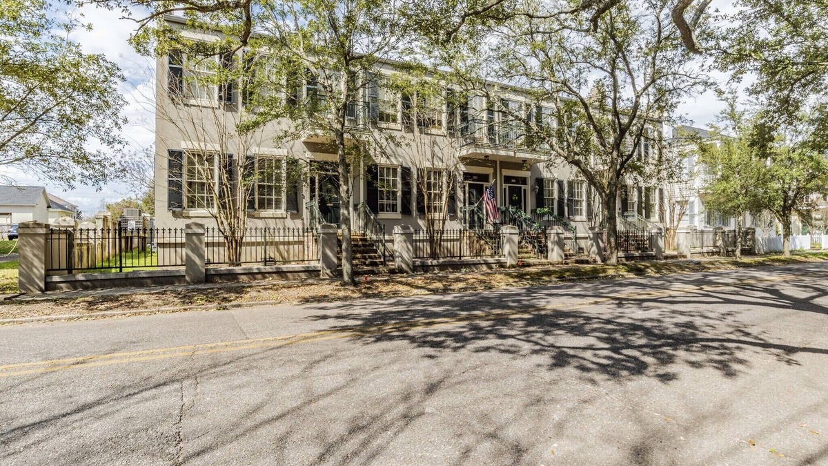 Central Business District House | Beautiful Townhouse at De Tonti Square