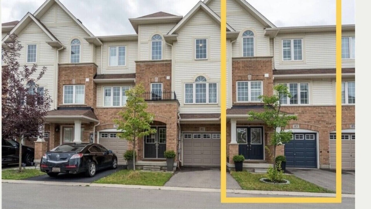Winona House | Beautiful Townhouse with oasis backyard and free parking x2