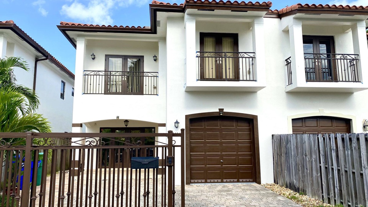 Coral Way House | Beautiful Townhouse with private pool near Coconut Grove, Coral Gables, M. Bch
