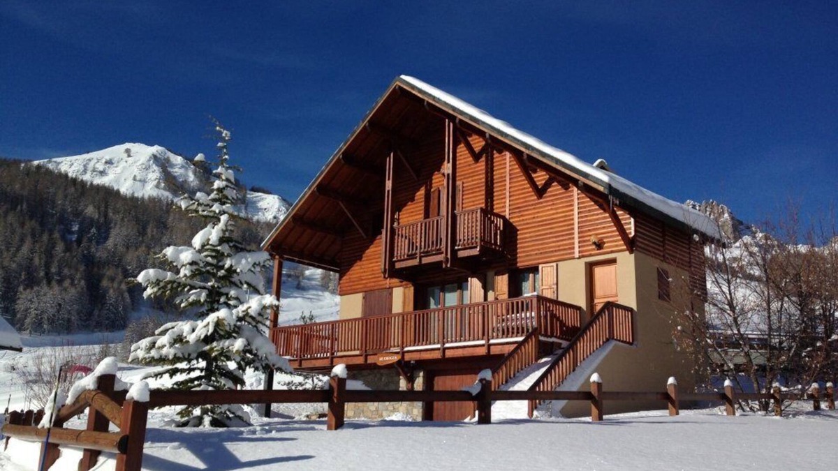 Reallon Ski Chalet | Beautiful traditional chalet sleeps 12 in the heart of Réallon resort