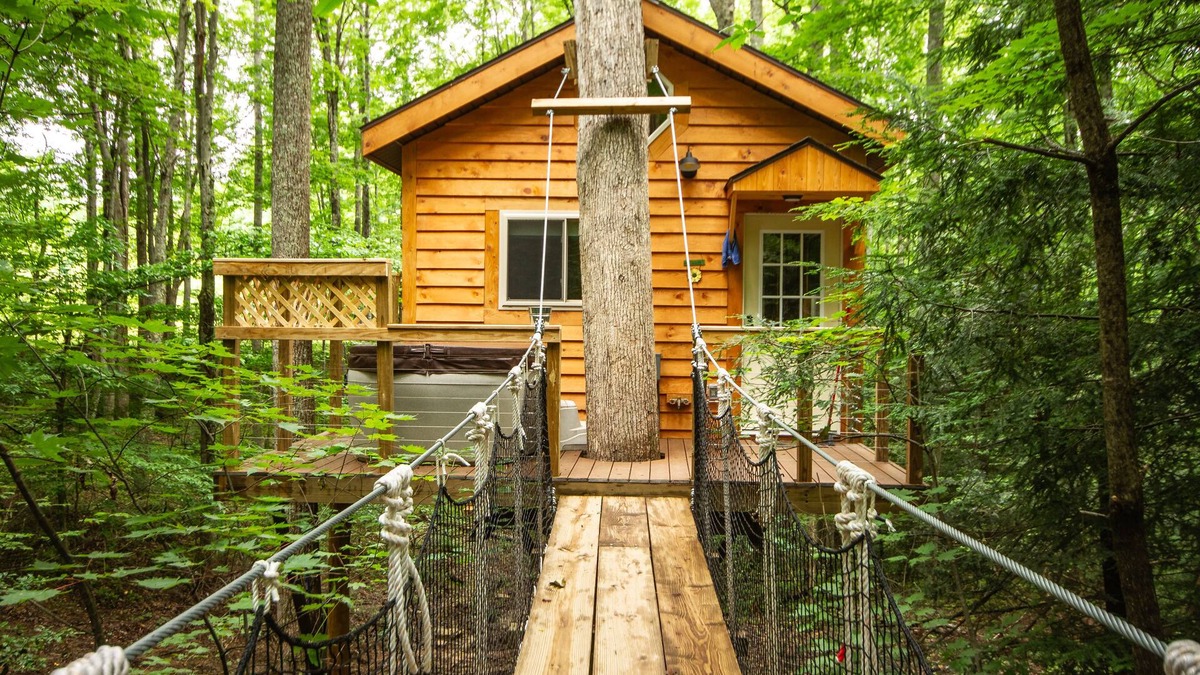 Hico Villa | Beautiful tree house built amid Poplars, old White Oaks, and Red Maples.