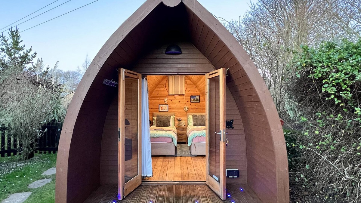 Winterbourne Stoke Cabin | Beautiful Twin Glamping Pod in Salisbury