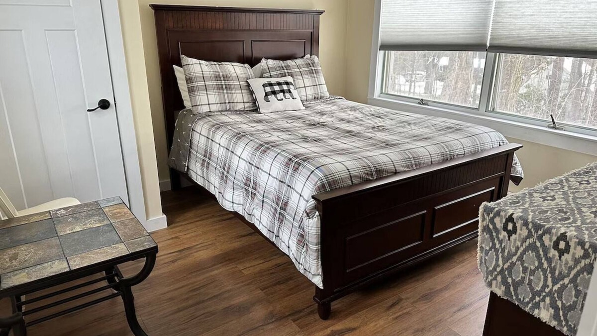 Schroon Lake Hotel | Beautiful two bedroom cabin with full kitchen and outdoor space