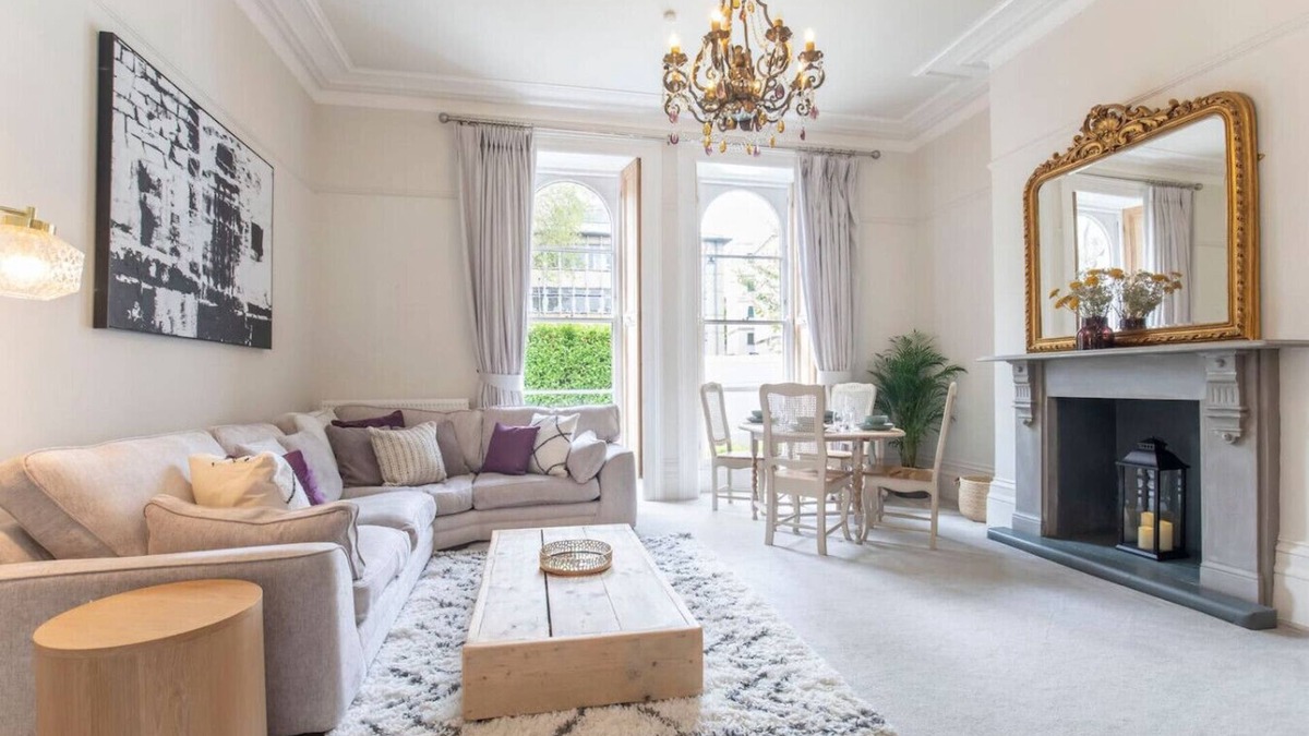 Cheltenham Apartment | Beautiful Two Bedroom Regency Apartment