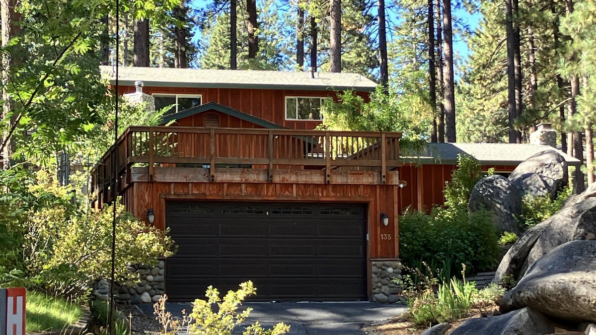 Skyland Ski Chalet | Beautiful two level Chalet in upscale lakefront neighborhood