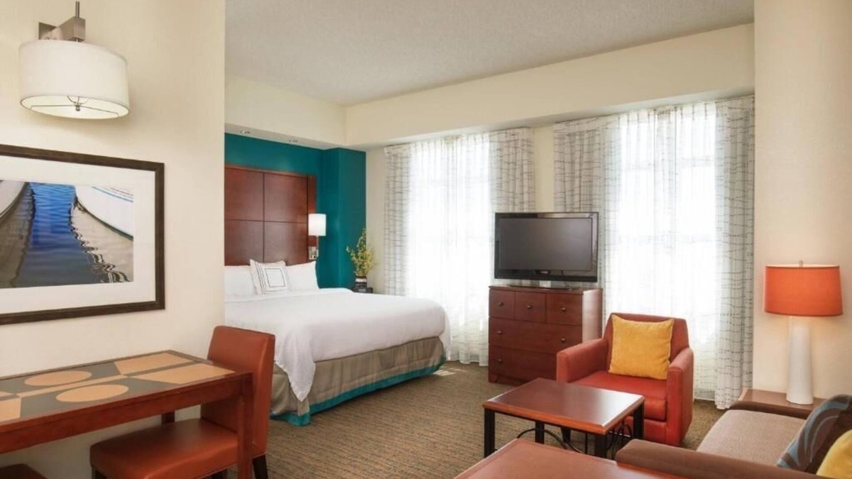 East Bayside Hotel | Beautiful Unit in Serene Countryside Setting Near Wineries – Onsite Pool