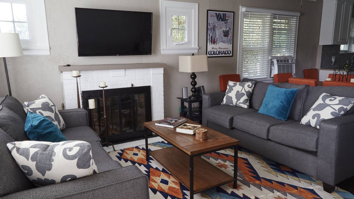 Edgewater House | Beautiful Updated 3BD/2BT Home Near DT and Close to Mountains-Backyard w/Grill!