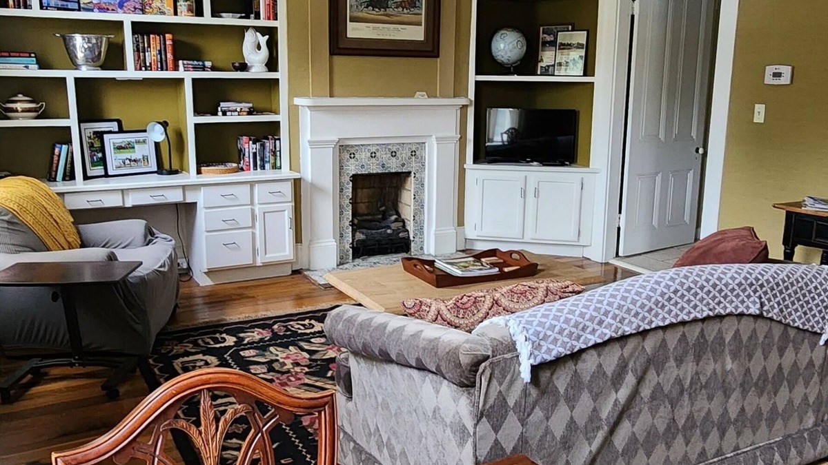Midway Apartment | Beautiful upstairs apartment located in historic downtown Midwayn