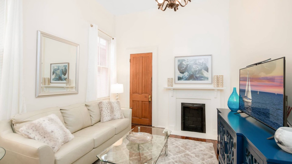 Touro Apartment | Beautiful Uptown New Orleans w/Pool Near Street Car Line