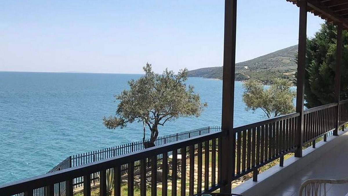 Kefalari Villa | Beautiful Villa by the sea literally steps away from the beach!