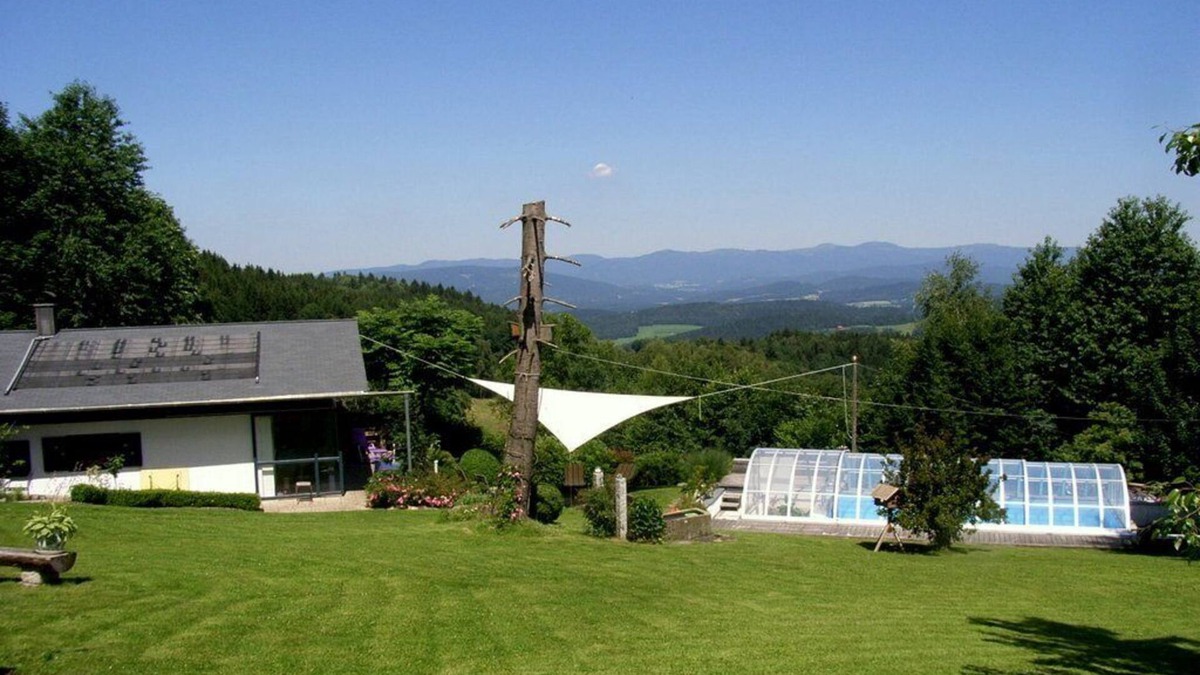 Kollnburg House | Beautiful vacation home with heated pool & infrared sauna - panoramic views
