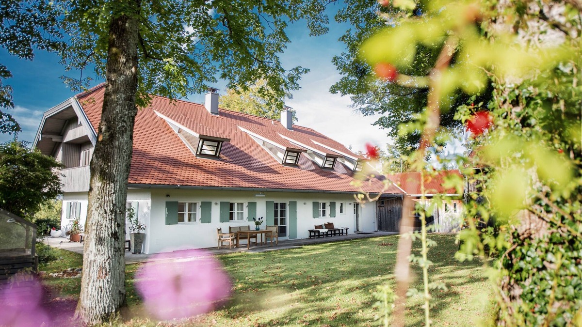 Bad Toelz House | Beautiful vacation home in a large park with mountain views