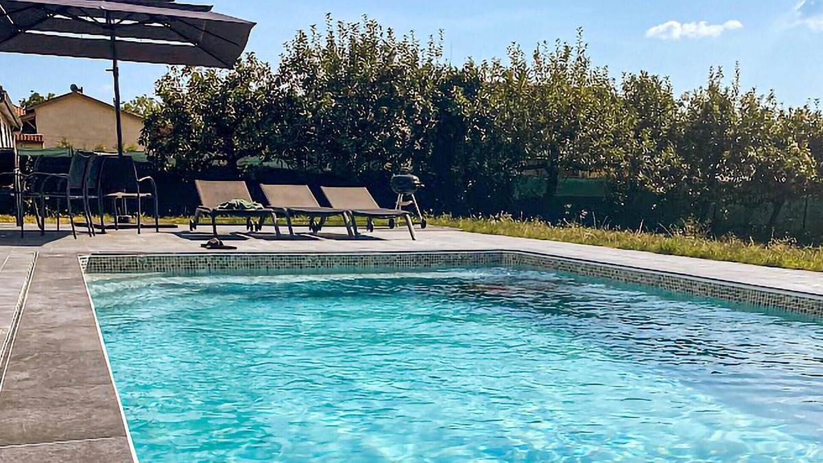 Montcabrier House | Beautiful vacation home with pool on the edge of the forest.