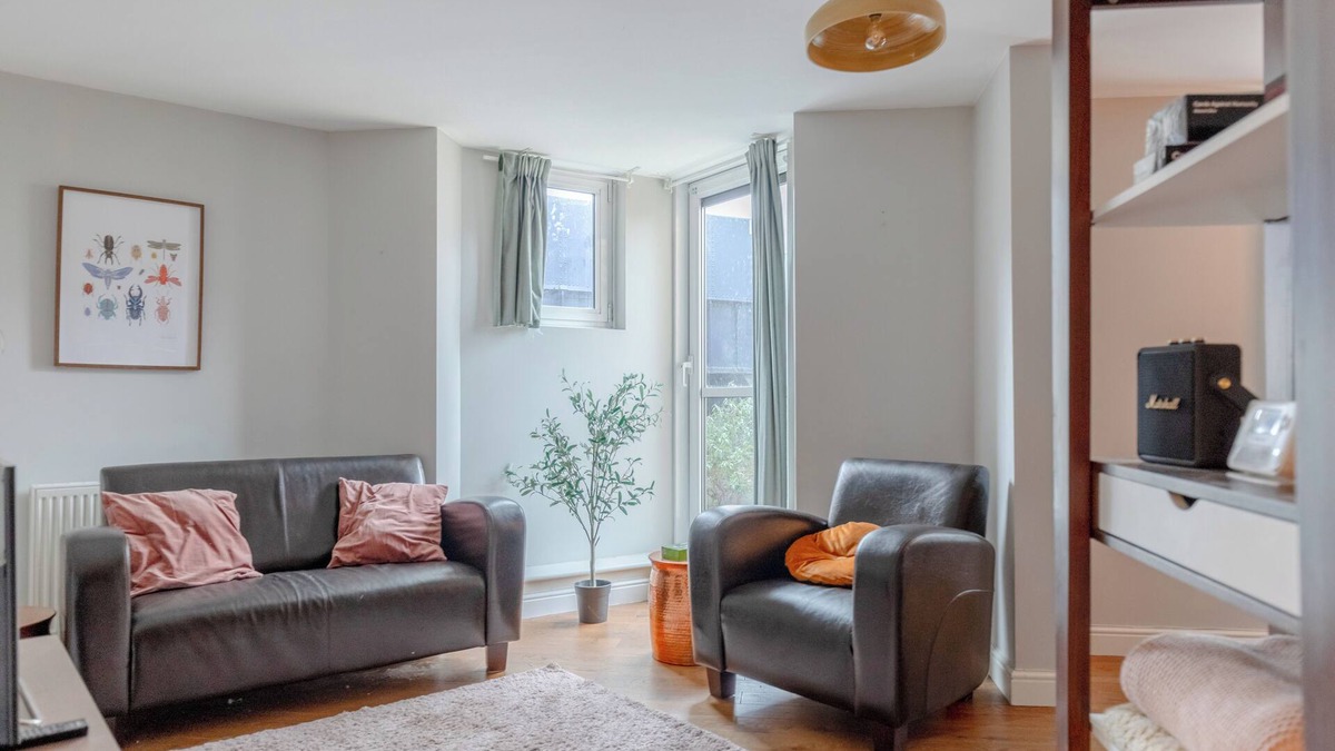 Hackney Central House | Beautiful & Vibrant 2BD Home w/Balcony - Hackney!