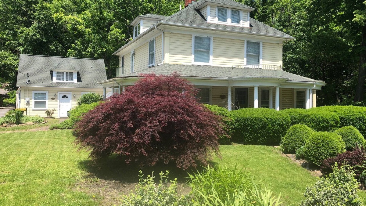 Berkeley Springs House | Beautiful Victorian built in 1912 “The Brookside Manor” in Berkeley Springs WV
