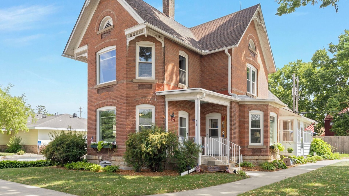 Guttenberg House | Beautiful Victorian Home One Block from Mississippi River!