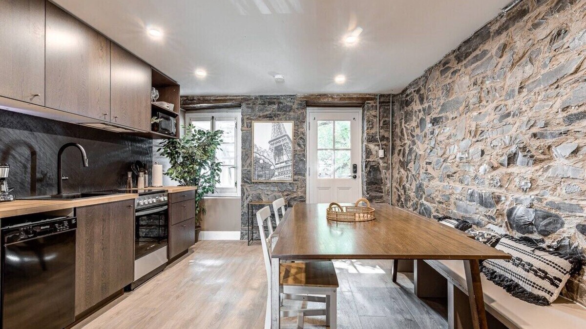Vieux-Quebec-Cap-Blanc-colline Parlementaire Hotel | Beautiful Vieux Quebec 2 Bed Apt