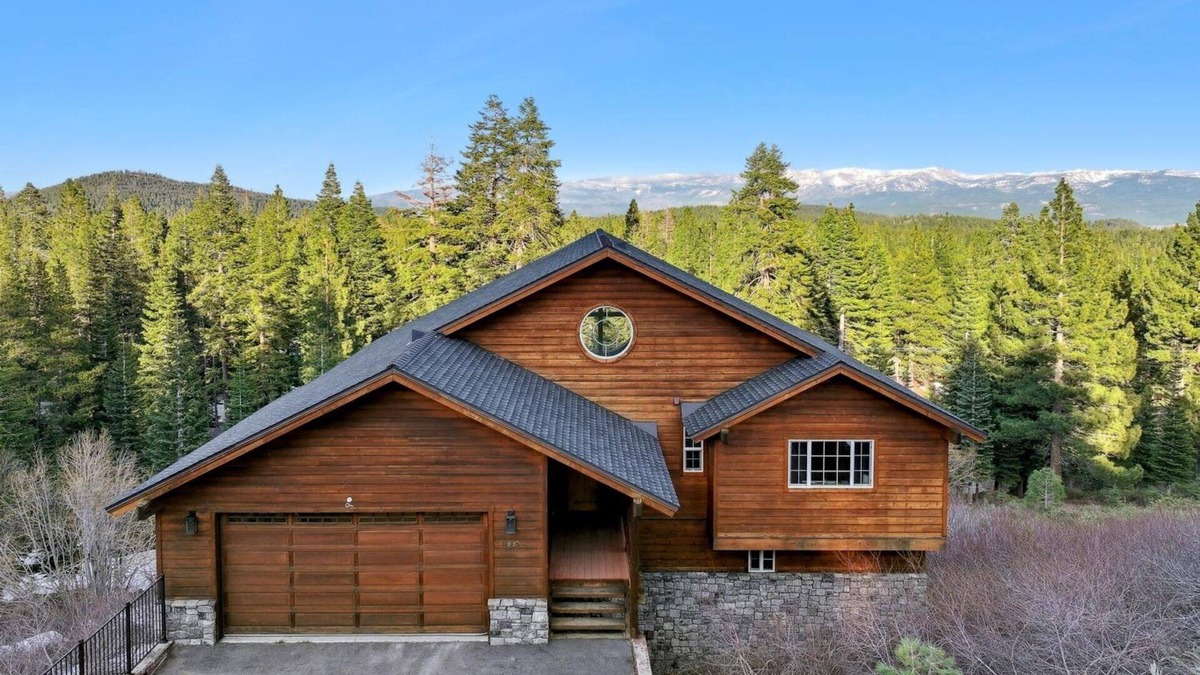 Truckee Cabin | Beautiful View, Bunk Beds, Free Ev Charger, Games, Weber BBQ and Big Deck