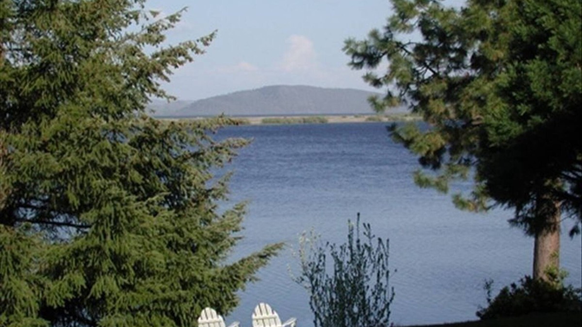 Downtown Klamath Falls Cabin | Beautiful view of the lake with patio and BBQ.