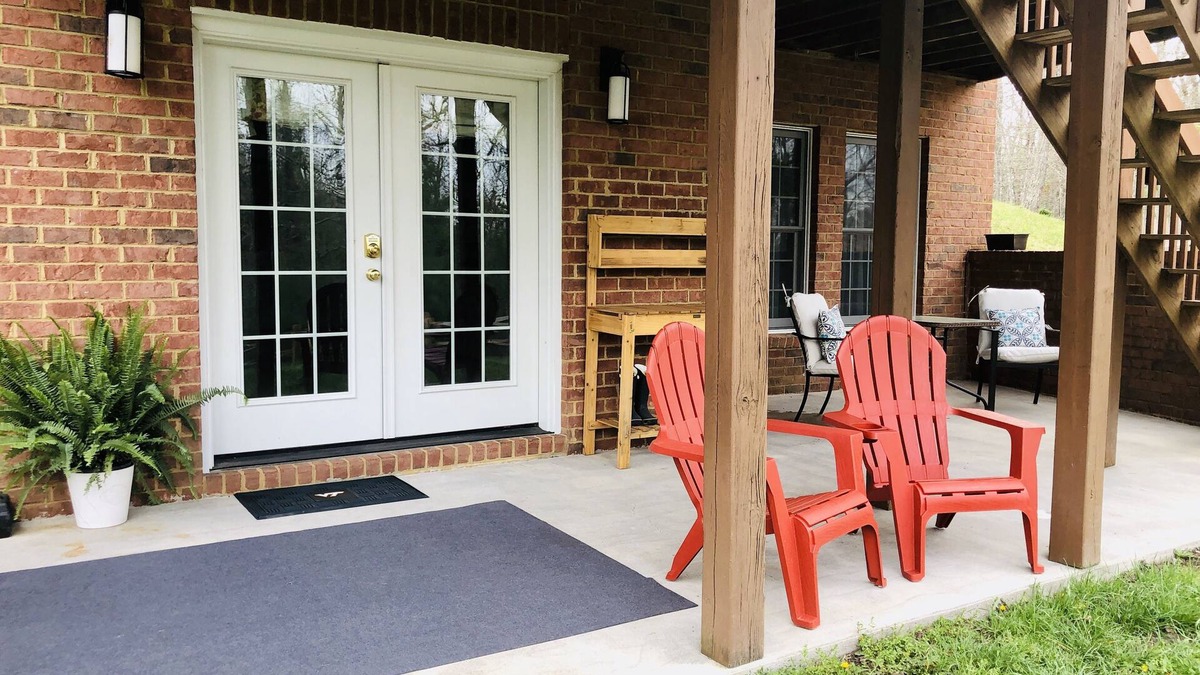 Blacksburg Apartment | Beautiful views & 10 minutes from Blacksburg!