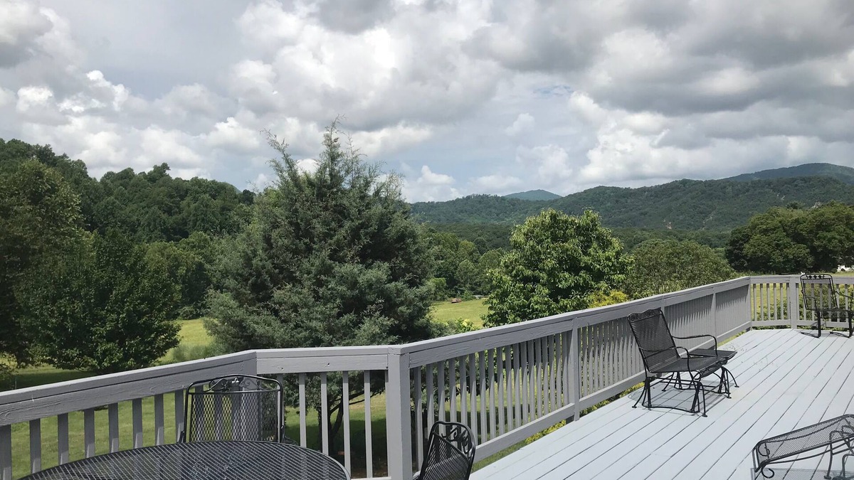 Lovingston House | Beautiful views of mountains & close to local venues. EV charging station.