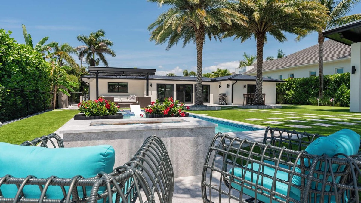 Old Naples House | Beautiful views of Naples Bay and walking distance to 5th ave!