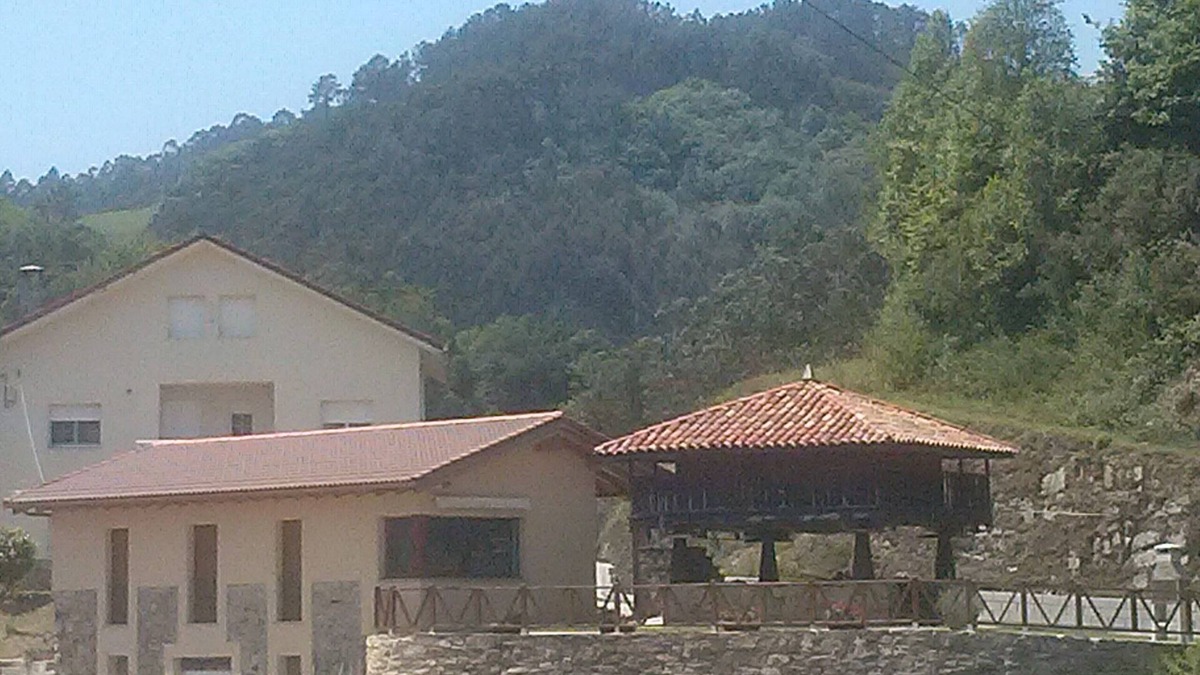 San Pedro de la Ribera Cottage | Beautiful views of the green nature from the inside Asturiana