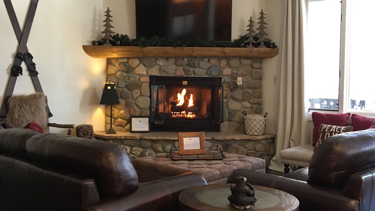Warrior's Mark West House | Beautiful Views of Peak 9 & 10. Expert Ski in Ski Out Neighborhood. Shuttle.