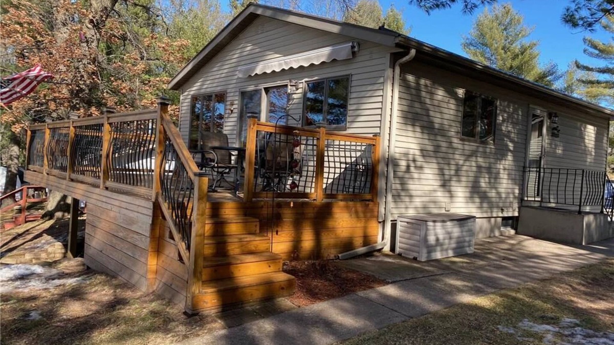 Shell Lake Cabin | Beautiful views/Private Beach/Clean & comfortable cabin!
