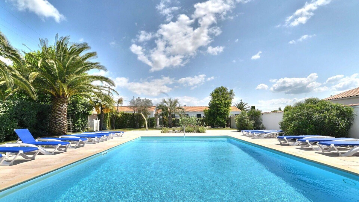 Cheray House | Beautiful villa for 4 guests with WIFI, pool, terrace and parking