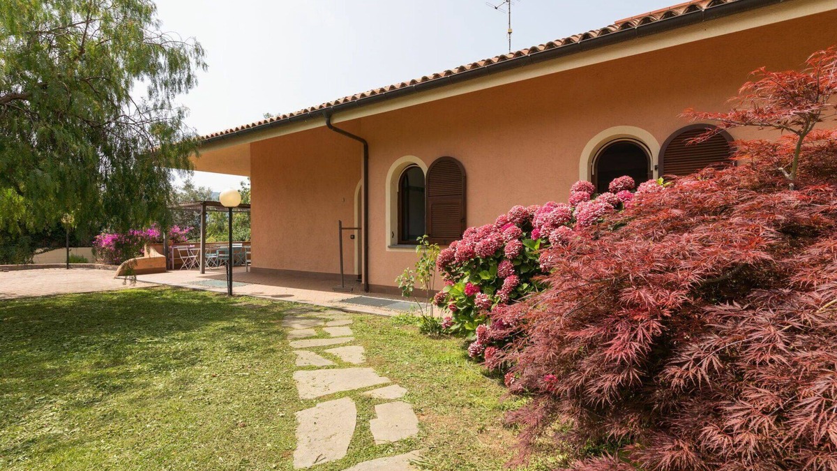 Cisano sul Neva House | Beautiful villa with hot tub, A/C, WIFI, TV, patio, pets allowed, panoramic view and parking