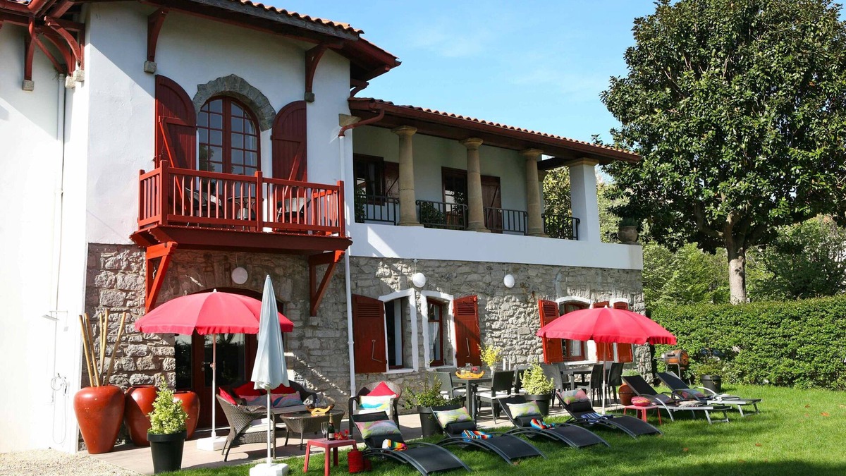 Hendaye House | Beautiful Villa , 300 m to beach, 12-14 persons, view to bay, garden and parking
