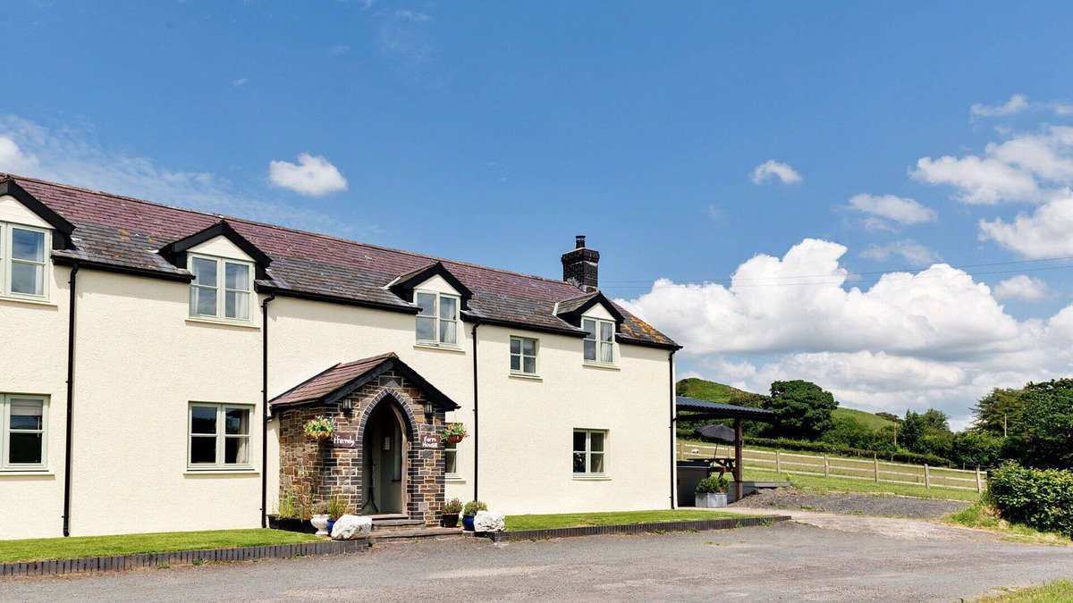 Devils Bridge House | Beautiful villa for 12 guests with hot tub, WIFI, pets allowed and parking