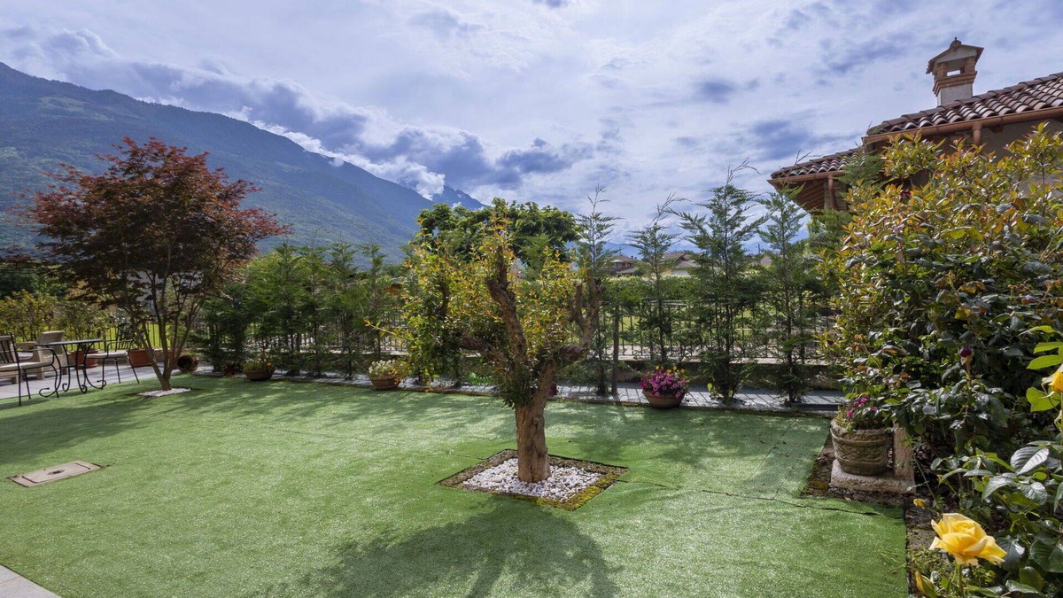 Traona Villa | Beautiful villa for 6 guests with WIFI, A/C, TV, patio and parking
