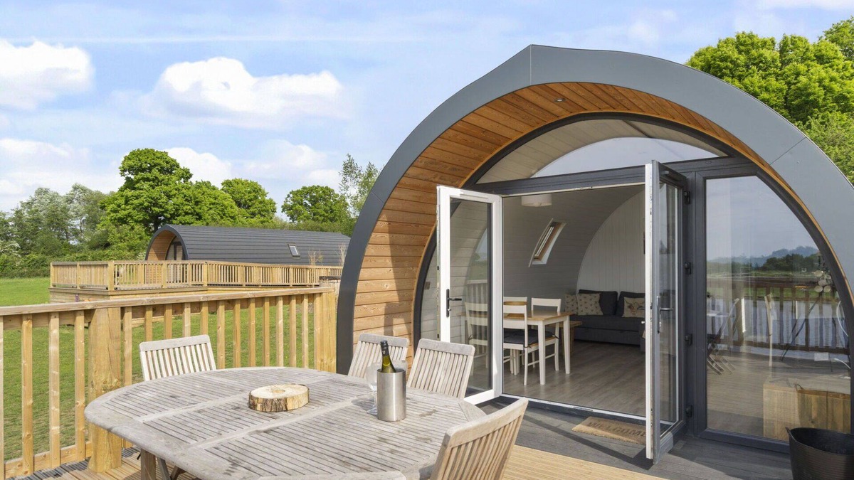 Hertford House | Beautiful villa for 6 guests with hot tub, TV, terrace, pets allowed and parking