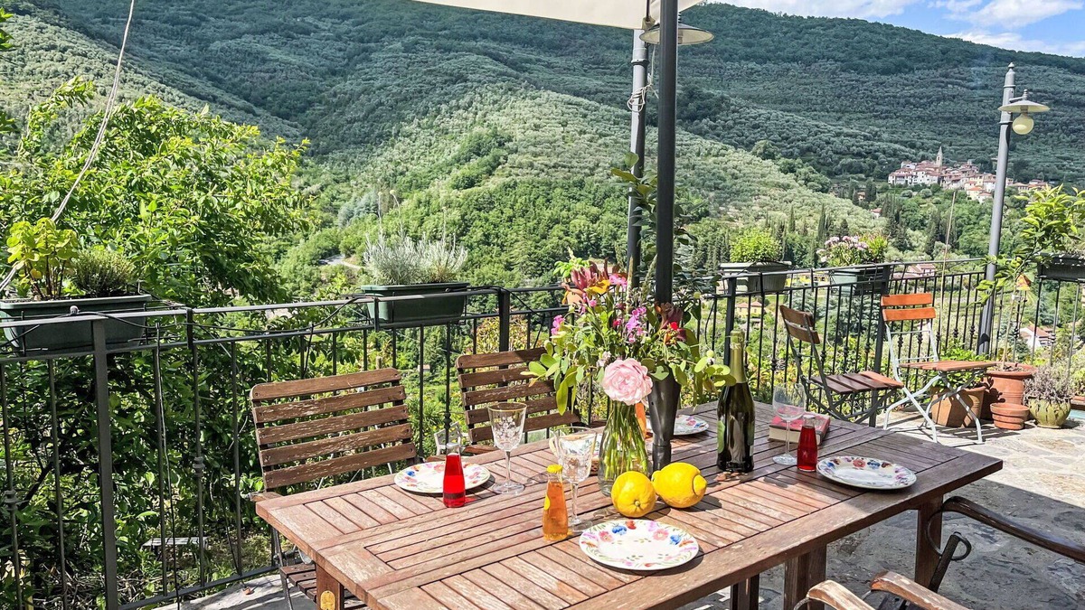 Borgomaro House | Beautiful villa for 6 guests with terrace and parking
