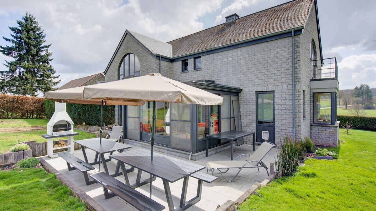 Houffalize House | Beautiful villa in Houffalize with wellness, pinball machine and relaxation room