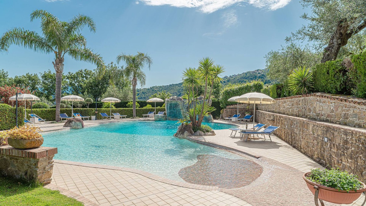 Laureana Cilento Apartment | Beautiful villa surrounded by a large garden