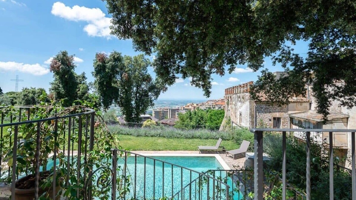 Sezze Villa | Beautiful Villa Short Drive to Famous Beaches