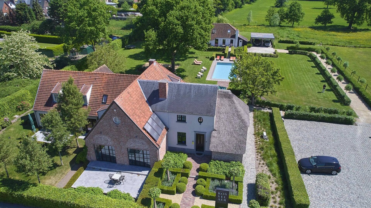Balen Villa | Beautiful villa with a garden and swimming pool