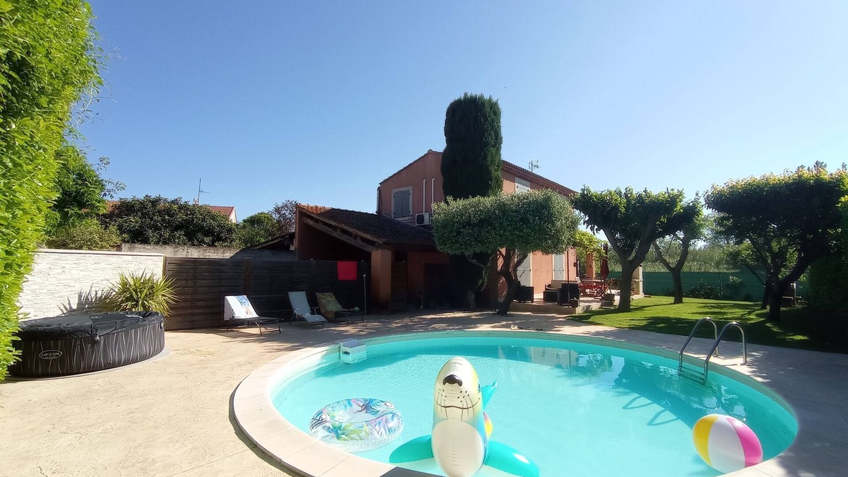 Courthezon House | Beautiful villa with pool and spa, sleeps 7