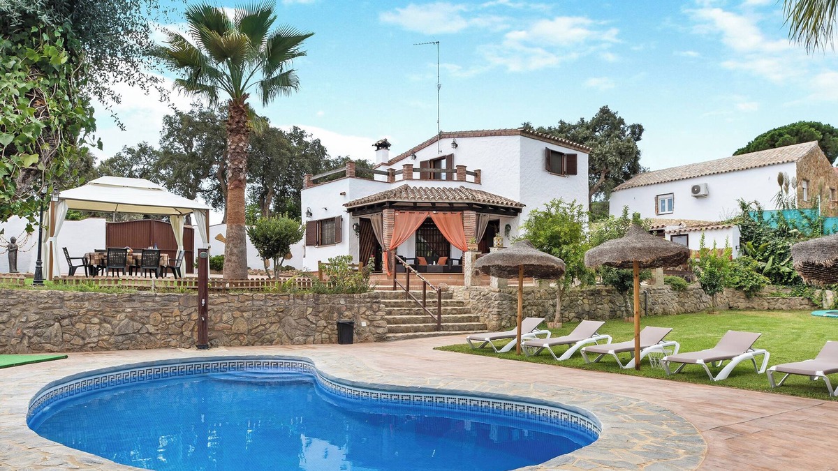 Brena y Marismas de Barbate Natural Park House | Beautiful Villa with Large Garden, Pool, Air Conditioning & Wi-Fi; Parking Available