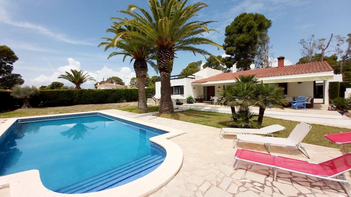 Calafat Villa | Beautiful villa with Mediterranean style 500 m from the beach