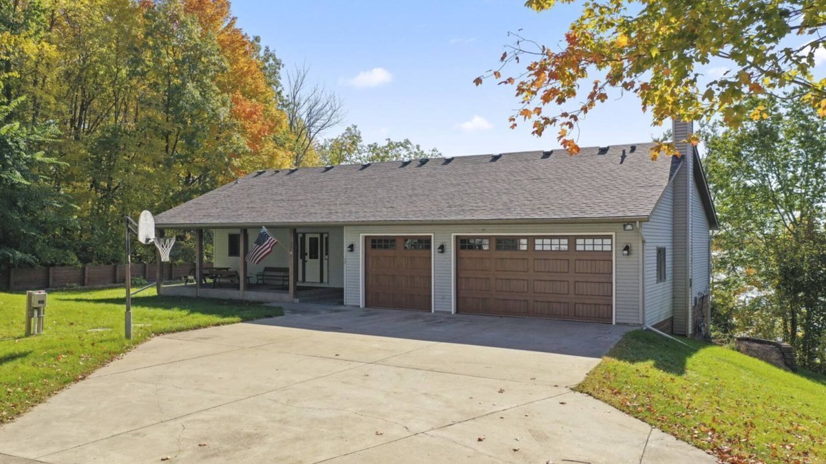 Faribault House | Beautiful walk out rambler on Fox Lake, great for year round use