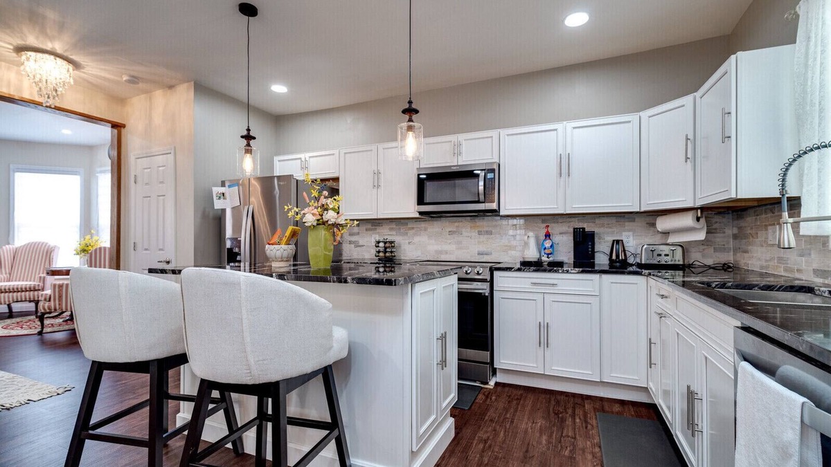 Dayton House | Beautiful Walnut Home 4bed/bathrooms with Private Parking