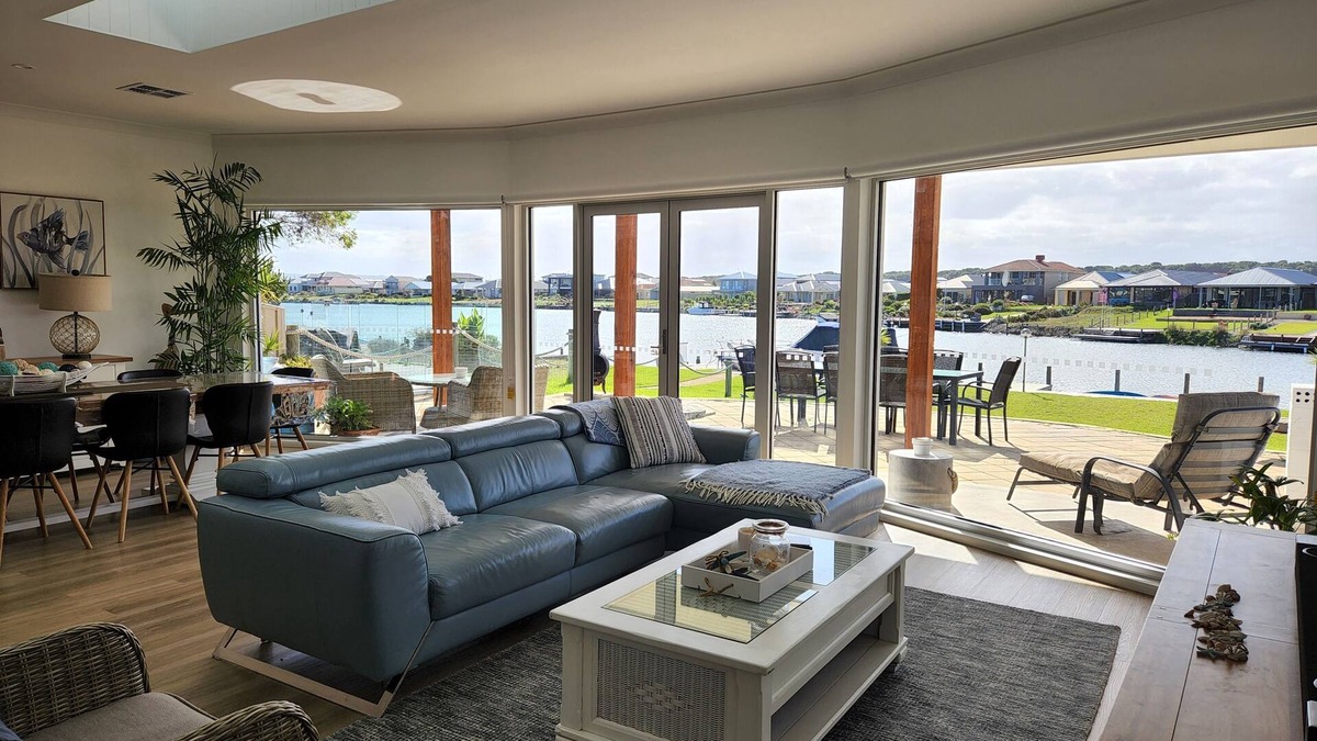 Nangkita House | Beautiful waterfront home with kyacks nn